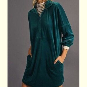 Winter is coming❄️ get ready with the beautiful green velvet Anthropologie tunic